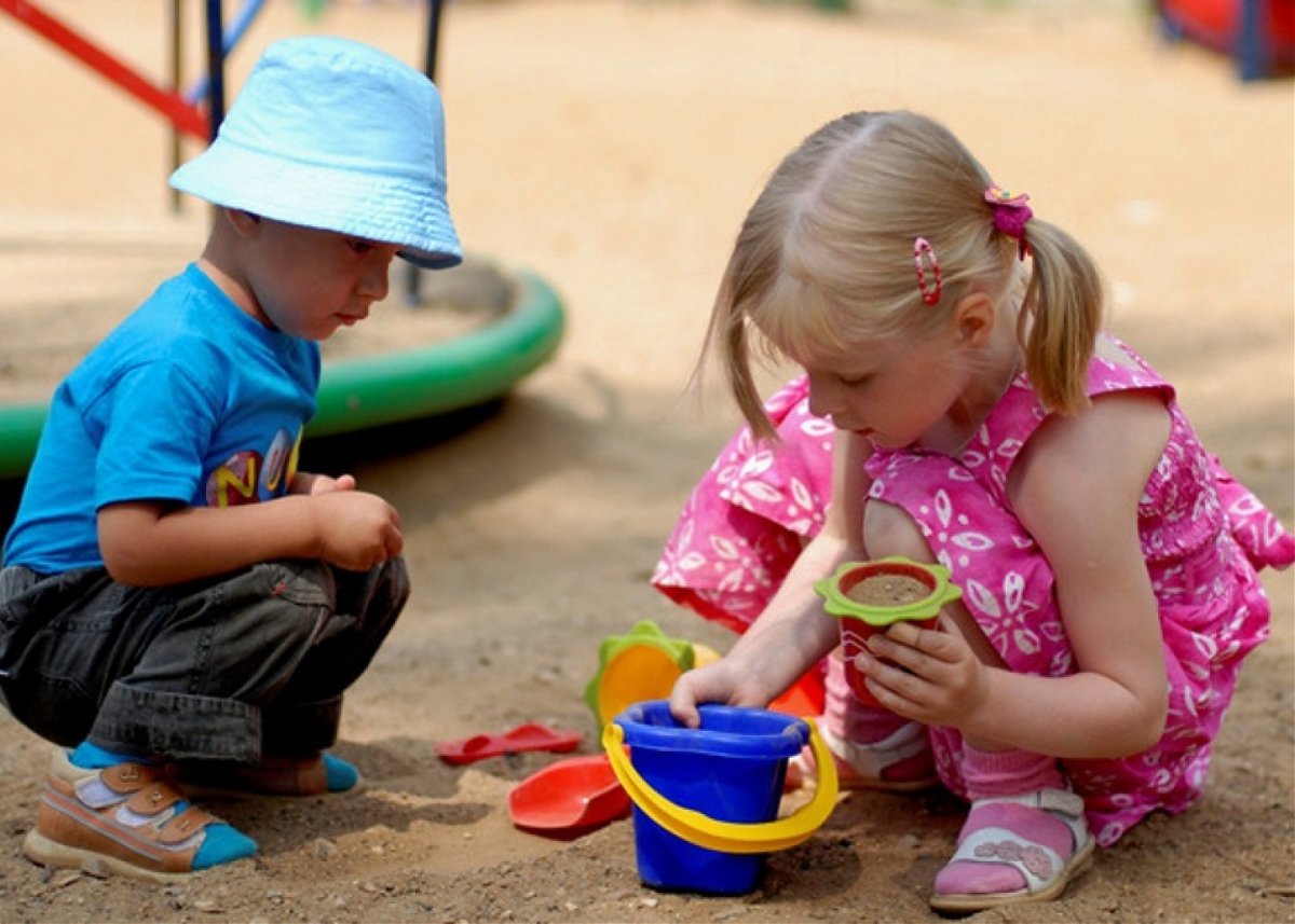 Мальчики играют на улице. Мальчик и девочка в песочнице. Дети на прогулке в детском саду. Дети в садике. Дети в детском саду на улице.