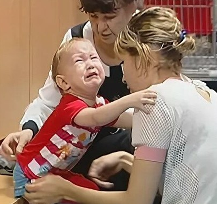 Ребёнок плачет в детском саду. Плачущий ребенок в детском саду. Мама прощается с ребенком в детском саду. Ребенок ревет в детском саду.